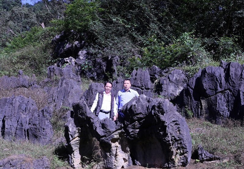 Tác giả (bên trái) cùng Vàng A Tùng bên bãi đá dựng ông Chứ cúng