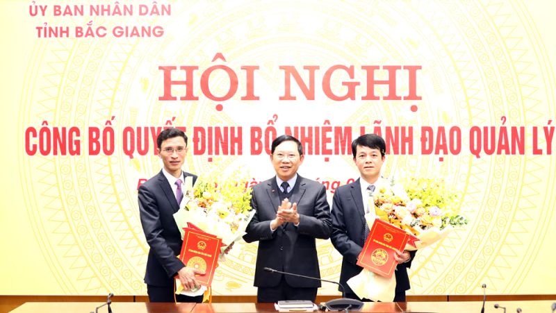 Chủ tịch tỉnh Bắc Giang Lê Ánh Dương trao quyết định và tặng hoa tân Giám đốc 2 sở