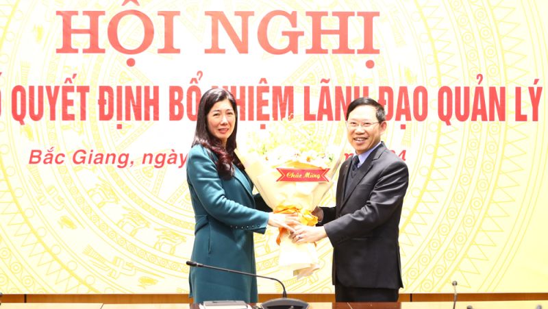 Chủ tịch tỉnh Bắc Giang tặng hoa chúc mừng đồng chí Đỗ Thị Lan
