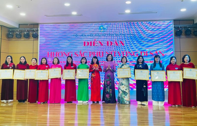 Lãnh đạo Hội LHPN tỉnh trao Bằng khen cho các cán bộ, hội viên phụ nữ tiêu biểu.