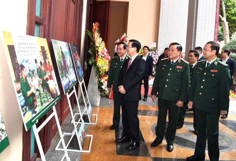 Chủ tịch nước tham quan trưng bày ảnh truyền thống Bộ đội Biên phòng