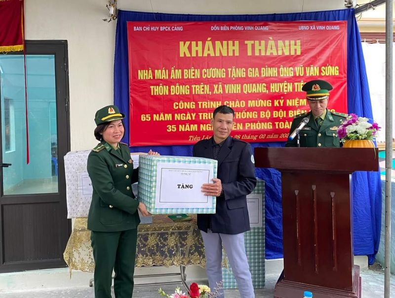 Các đơn vị Bộ đội Biên phòng và chính quyền địa phương trao tặng ông Sứng một số phần quà giúp ổn định cuộc sống