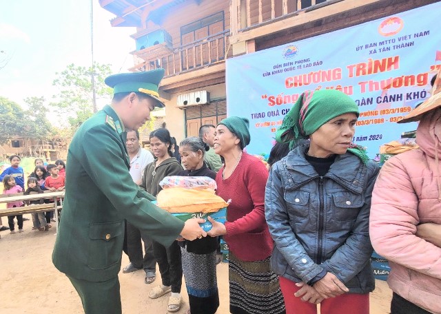 Đồn Biên phòng Cửa khẩu quốc tế Lao Bảo tặng quà cho đồng bào dân tộc Vân Kiều