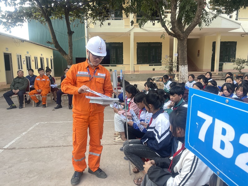 Công nhân Điện lực Mường Chà tuyên truyền tại trường học
