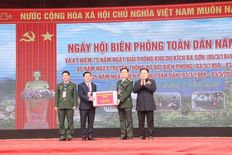 Phó Chủ tịch UBND tỉnh Lương Trọng Quỳnh tặng quà cho Đồn Biên phòng Ba Sơn và lãnh đạo xã Xuất Lễ tại ngày hội