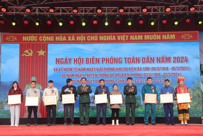 Lãnh đạo Bộ Chỉ huy Bộ đội biên phòng tỉnh Lạng Sơn trao kỷ niệm chương 