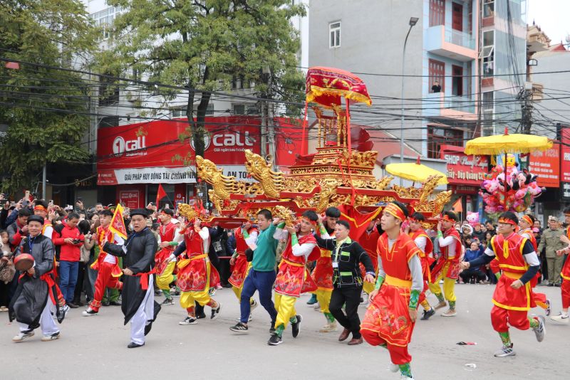 Nghi lễ rước kiệu tại lễ hội thu hút đông đảo nhân dân và du khách