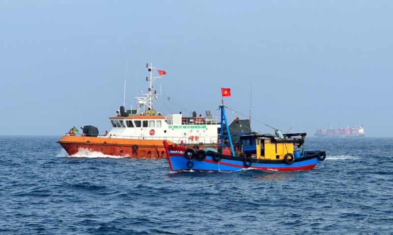 Tàu CN 09.11.01 BĐBP Quảng Ngãi tuần tra bảo vệ chủ quyền, bảo vệ ngư dân bám biển. Ảnh: Văn Tánh