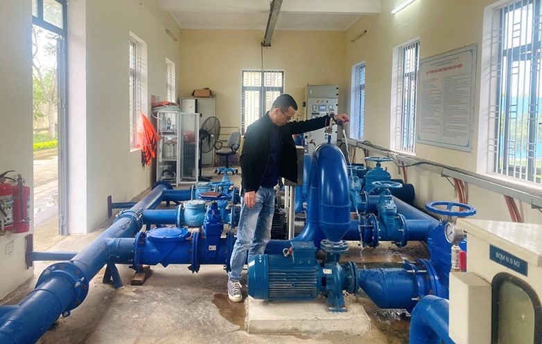 Công nhân Chi nhánh Cấp nước Triệu Sơn (Công ty CP Cấp nước Thanh Hóa) kiểm tra hệ thống cấp nước.