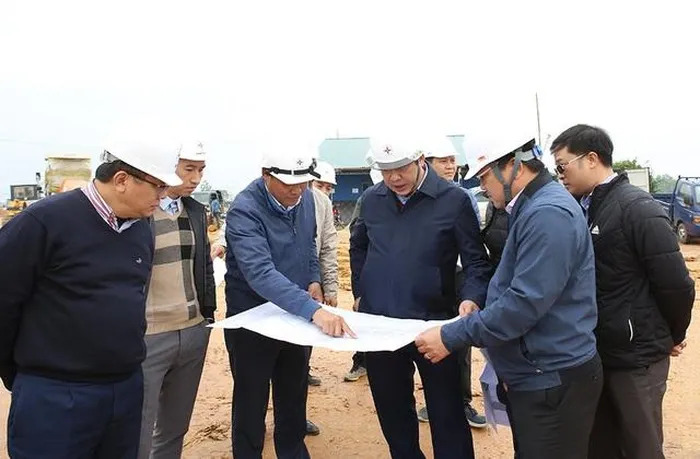 Tổng giám đốc EVN Nguyễn Anh Tuấn và lãnh đạo Tổng công ty Truyền tải điện quốc gia nghe báo cáo tiến độ dự án TBA 500kV Thanh Hóa -Ảnh:VGP/Toàn Thắng Tổng giám đốc EVN Nguyễn Anh Tuấn và lãnh đạo Tổng công ty Truyền tải điện quốc gia nghe báo cáo tiến độ dự án TBA 500kV Thanh Hóa -Ảnh:VGP/Toàn Thắng