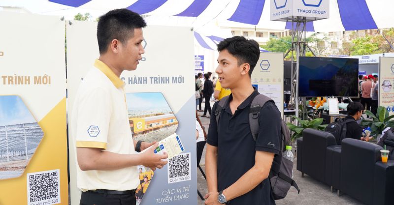 THACO tư vấn, hướng nghiệp cho sinh viên trong Ngày hội Việc làm 2023 Trường Đại học Bách Khoa - Đà Nẵng.