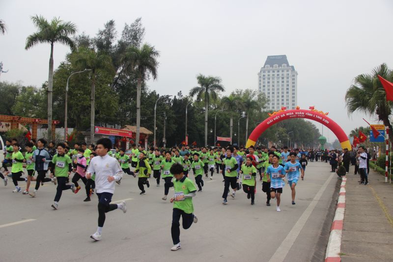 Các vận động viên nam trẻ cự ly 5km xuất phát tại Giải Việt dã mùa Xuân