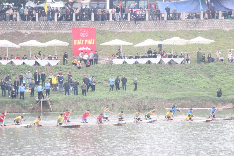 C&aacute;c đội tham gia đua b&egrave; mảng bắt đầu xuất ph&aacute;t