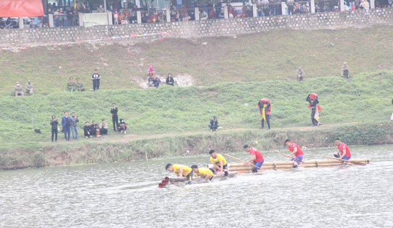 C&aacute;c đội thể hiện kỹ thuật lật b&egrave; 3 v&ograve;ng trước khi về đ&iacute;ch