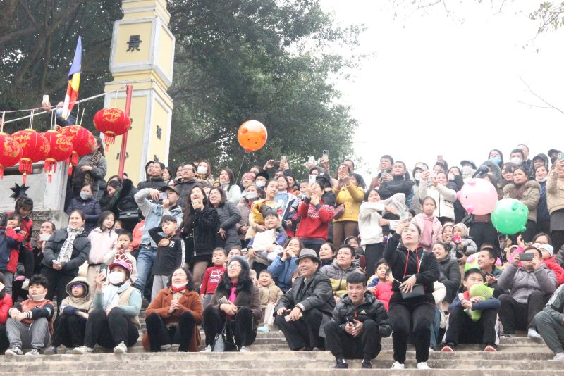 Lễ hội thu h&uacute;t đ&ocirc;ng đảo quần ch&uacute;ng nh&acirc;n d&acirc;n v&agrave; du kh&aacute;ch tham gia theo d&otilde;i, cổ vũ