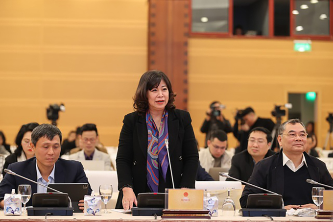 Quyền Vụ trưởng Tiền lương, Bộ Nội vụ Nguyễn Bích Thu (giữa). Ảnh: VGP