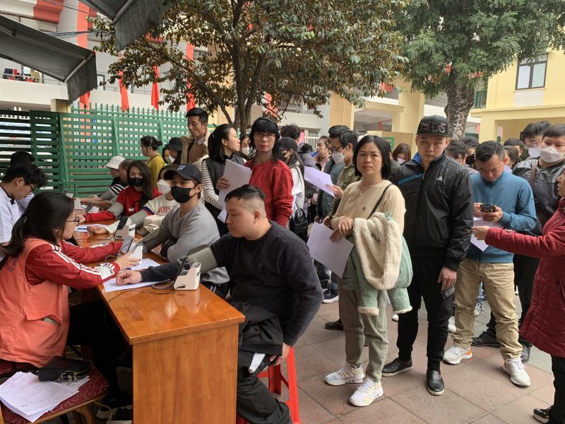 Người tình nguyện hiến máu kiểm tra sức khoẻ trước khi hiến.