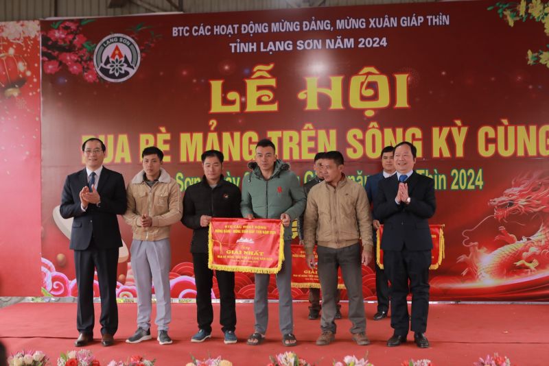 Đặc sắc lễ hội Đua bè mảng trên sông Kỳ Cùng