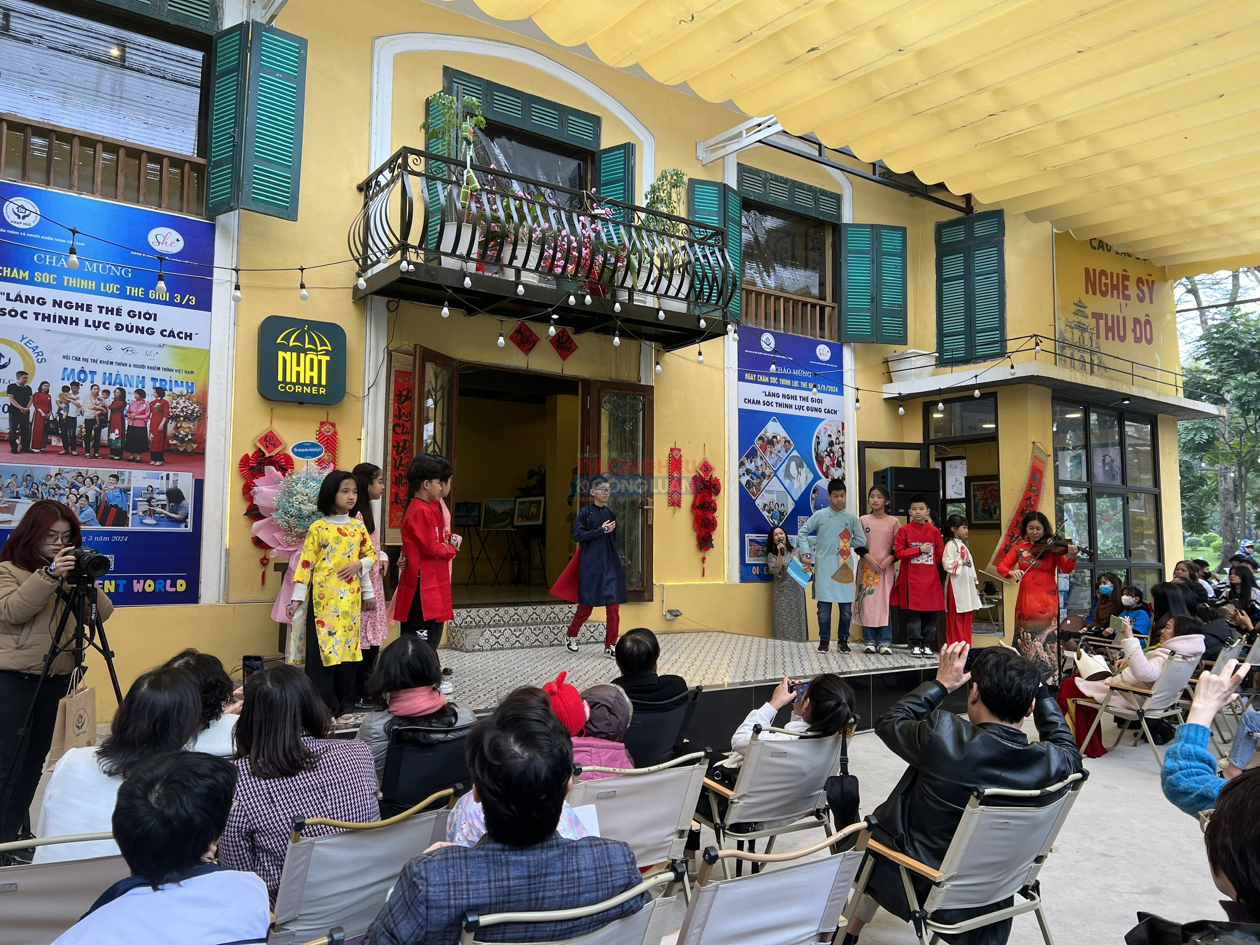 Tiết mục trình diễn áo dài bởi các bạn khiếm thính tại chương trình.