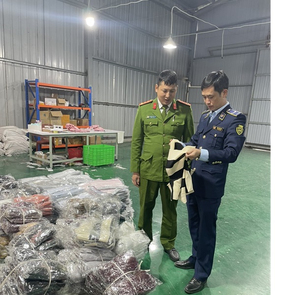Lực lượng chức năng tỉnh Hưng Yên tạm giữ trên 3000 sản phẩm hàng nhập lậu