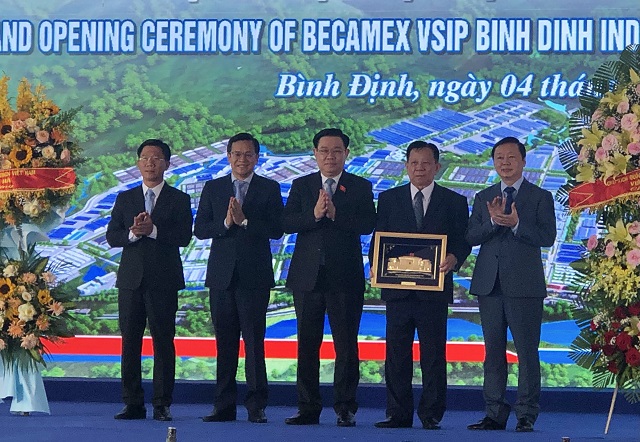 Chủ tịch Quốc hội Vương Đình Huệ và Phó Thủ tướng Chính phủ Trần Hồng Hà tặng quà và hoa chúc mừng chủ đầu tư dự án. Ảnh: Viết Hiền