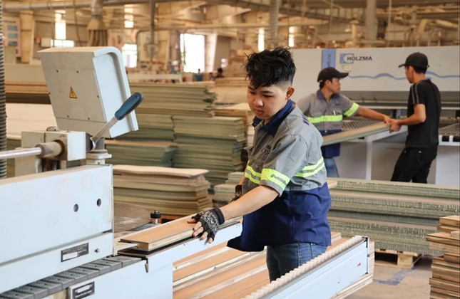 Công nhân Công ty ILA sản xuất đồ gỗ cho đơn hàng xuất khẩu. Ảnh: Vietnam+