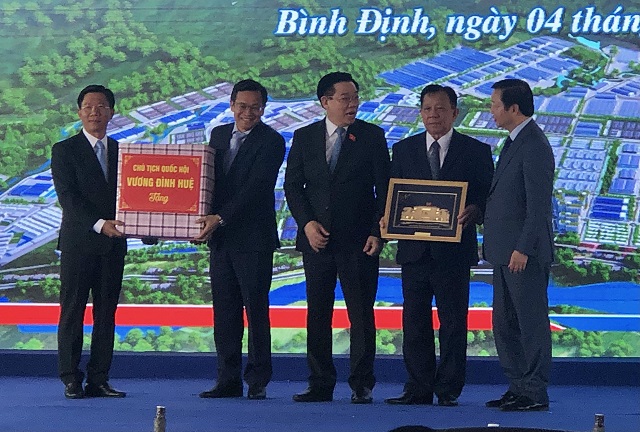Chủ tịch Quốc hội Vương Đình Huệ (thứ 3 từ phải qua) trao quà lưu niệm cho Tổng Công ty Becamex IDC và Công ty CP Becamex Bình Định. Ảnh: Viết Hiền