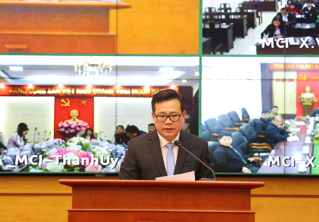 Ông Hoàng Bá Nam, Bí thư Thành ủy Móng Cái, báo cáo tại hội nghị.