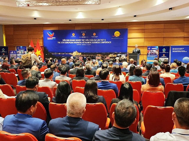 Lãnh đạo tỉnh Hà Tĩnh làm việc với các doanh nghiệp ở diễn đàn doanh nghiệp Việt kiều châu Âu.