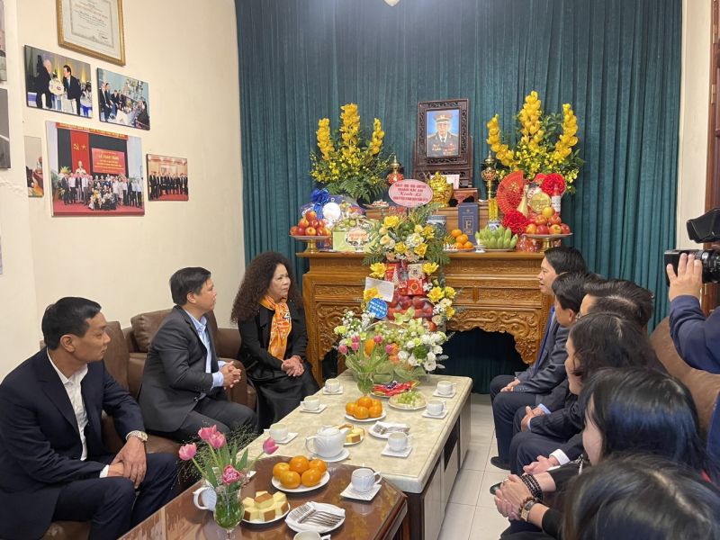Đoàn lãnh đạo quận Hải An đến thắp hương và thăm hỏi người thân của cố Trung tướng Đặng Kinh tại tư gia.