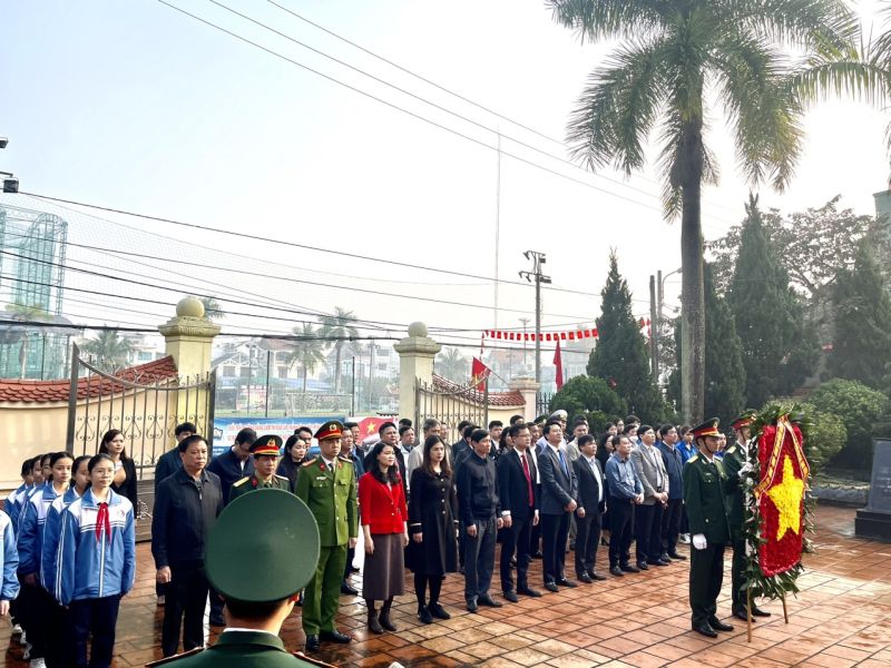 Đoàn đại biểu quận Hải An dâng hoa tại Đài tưởng niệm Nghĩa trang liệt sỹ phường Đằng Lâm.