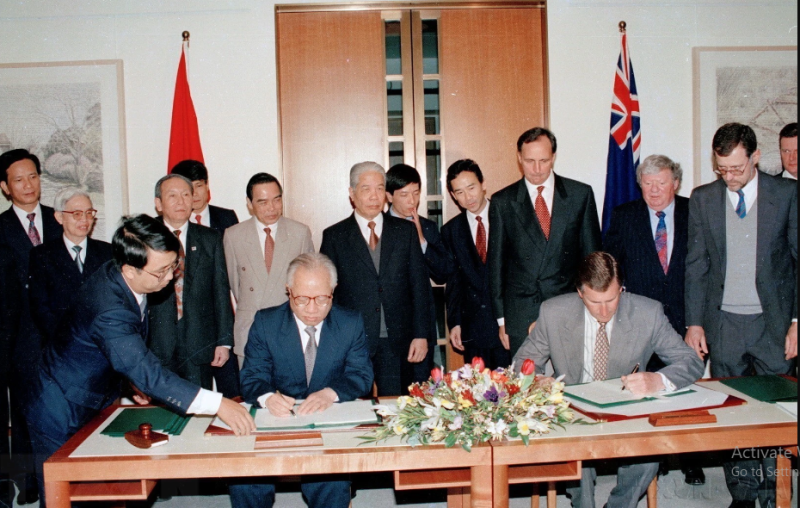 Tổng Bí thư Đỗ Mười và Thủ tướng Australia Paul Keating chứng kiến lễ ký kết các văn kiện hợp tác giữa hai nước trong chuyến thăm chính thức Australia năm 1995. (Ảnh: Xuân Lâm/TTXVN)