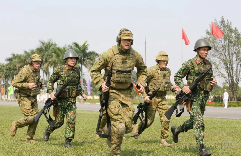 Khóa tập huấn, trao đổi kỹ năng bắn súng quân dụng giữa hai nước Việt Nam và Australia do Bộ Tổng tham mưu Quân đội Nhân dân Việt Nam và Đại sứ quán Australia tại Việt Nam tổ chức năm 2020. (Ảnh: Dương Giang/TTXVN)