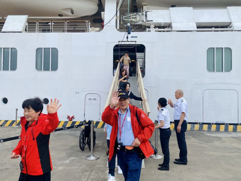 Khách du lịch từ tàu biển Zhao Shang Yi Dun (Trung Quốc) đến Hạ Long sáng ngày 13/2 (tức ngày mùng 4 Tết Nguyên đán Giáp Thìn).