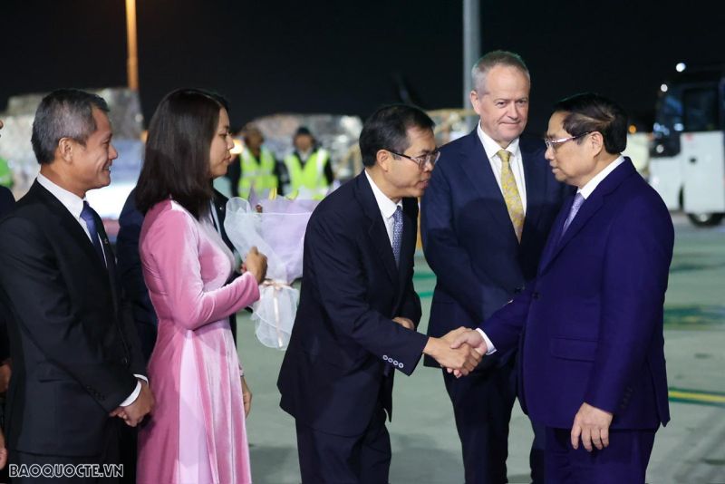 Đại sứ Việt Nam tại Australia Phạm Hùng Tâm chào đón Thủ tướng Phạm Minh Chính đến Melbourne, Australia.