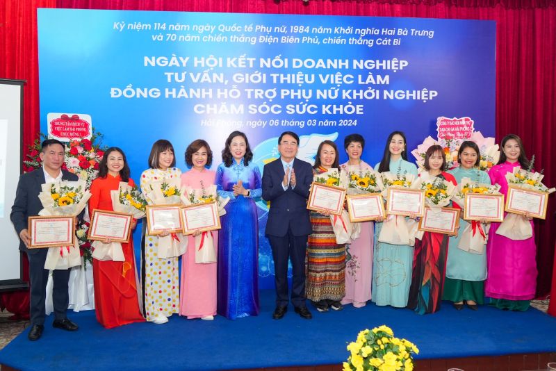 Hội Liên hiệp Phụ nữ thành phố trao chứng nhận cho các doanh nghiệp đồng hành hỗ trợ phụ nữ khởi nghiệp.