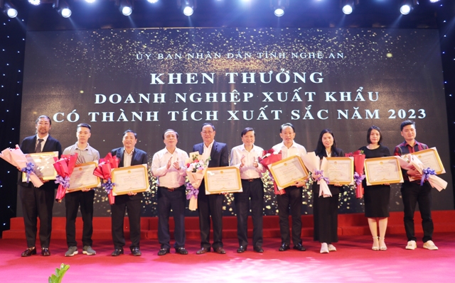 Phó Chủ tịch Thường trực UBND tỉnh Lê Hồng Vinh trao Bằng khen của Chủ tịch UBND tỉnh cho các doanh nghiệp.