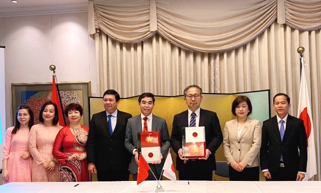 Đại sứ Nhật Bản tại Việt Nam Yamada Takio và Chủ tịch UBND huyện Hòa Vang Phan Văn Tôn ký kết hợp đồng tài trợ dự án