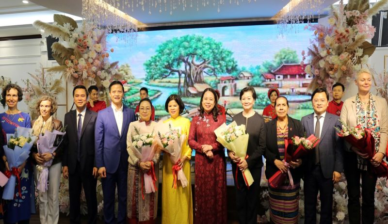 Lãnh đạo tỉnh Bắc Ninh tặng hoa các đại biểu nhân ngày quốc tế phụ nữ 8-3
