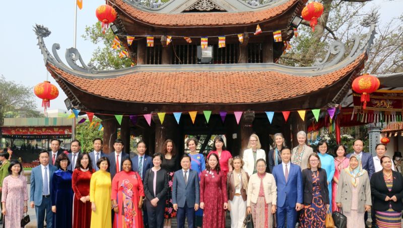 Lãnh đạo tỉnh Bắc Ninh chụp ảnh lưu niệm cùng Phó Chủ tịch nước và các nữ đại sứ, Trưởng đại diện Tổ chức quốc tế tại Việt Nam.