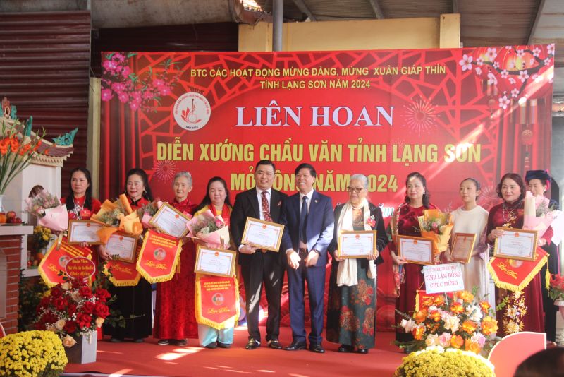 Lãnh đạo Sở văn hóa - Thể thao và Du lịch tỉnh Lạng Sơn trao cờ lưu niệm và giấy khen cho các cá nhân tham gia liên hoan