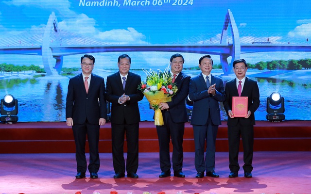 Phó Thủ tướng Trần Hồng Hà trao quyết định của Thủ tướng Chính phủ phê duyệt Quy hoạch tỉnh Nam Định thời kỳ 2021-2030, tầm nhìn đến năm 2050