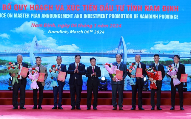 Lãnh đạo tỉnh Nam Định chúc mừng các nhà đầu tư được trao quyết định, giấy chứng nhận đầu tư cho các doanh nghiệp tại hội nghị