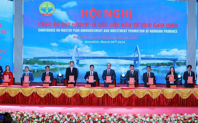 Lãnh đạo UBND tỉnh Nam Định ký bản ghi nhớ nghiên cứu đầu tư với các nhà đầu tư, doanh nghiệp tại hội nghị