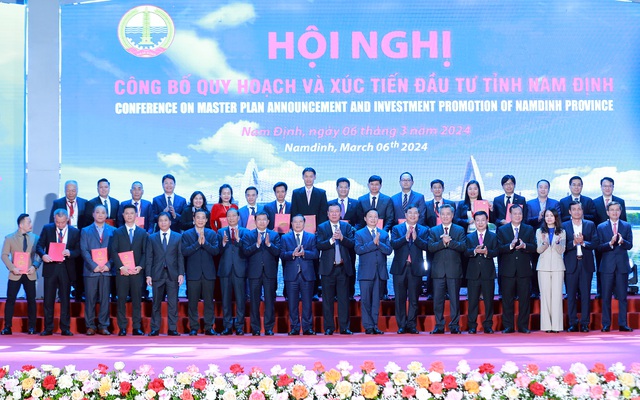 Phó Thủ tướng Trần Hồng Hà, lãnh đạo tỉnh Nam Định, một số bộ, ngành và các doanh nghiệp, nhà đầu tư được trao quyết định, giấy chứng nhận đầu tư, ký bản ghi nhớ nghiên cứu đầu tư tại hội nghị