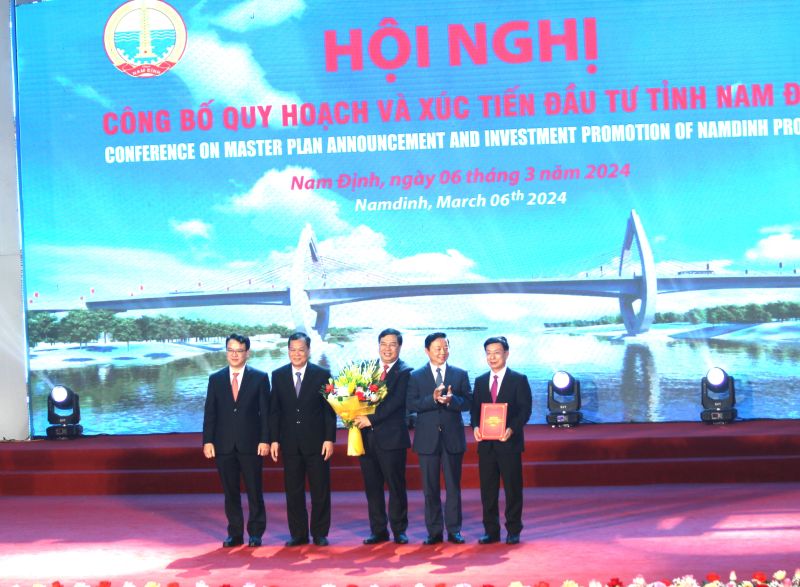 Đồng chí Trần Hồng Hà, Ủy viên BCH Trung ương Đảng, Phó Thủ tướng Chính phủ trao Quyết định phê duyệt quy hoạch tỉnh Nam Định, thời kỳ 2021-2030, tầm nhìn đến 2050 cho Đảng bộ, chính quyền và nhân dân tỉnh Nam Định.