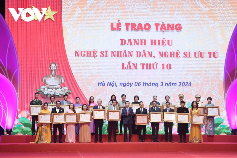Chủ tịch nước Võ Văn Thưởng trao danh hiệu cho các nghệ sĩ.