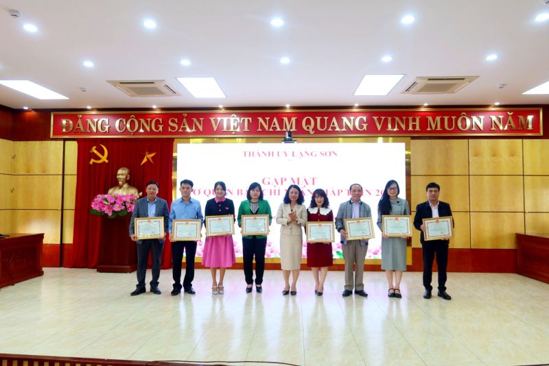 Lãnh đạo UBND thành phố Lạng Sơn tặng giấy khen của Chủ tịch UBND thành phố Lạng Sơn cho các tập thể xuất sắc