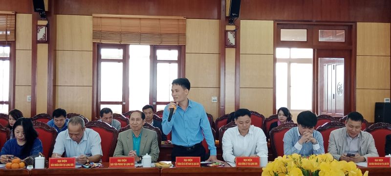 Các nhà báo, phóng viên của các cơ quan báo chí trao đổi thông tin với lãnh đạo UBND thành phố Lạng Sơn tại buổi gặp mặt