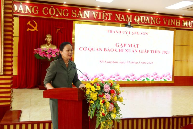 Bí thư Thành ủy Lạng Sơn Đoàn Thị Loan phát biểu tại buổi gặp mặt